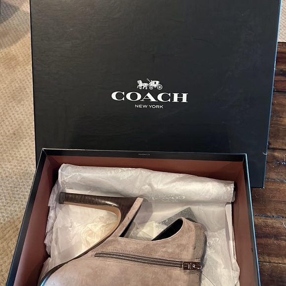 Coach booties size 9.5. Tan color - Picture 5 of 7